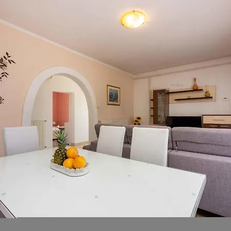 Apartament In 39218